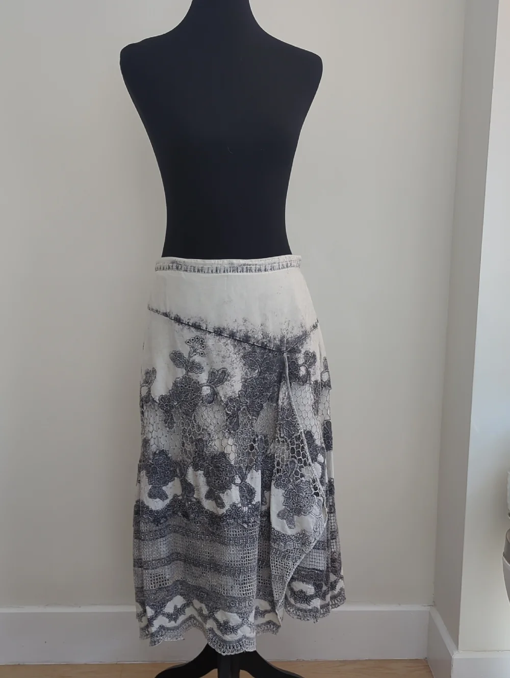 Soft Surroundings Faux Wrap Cream & Grey Wash Print & Lace Overlay Midi Skirt - Picture 1 of 9